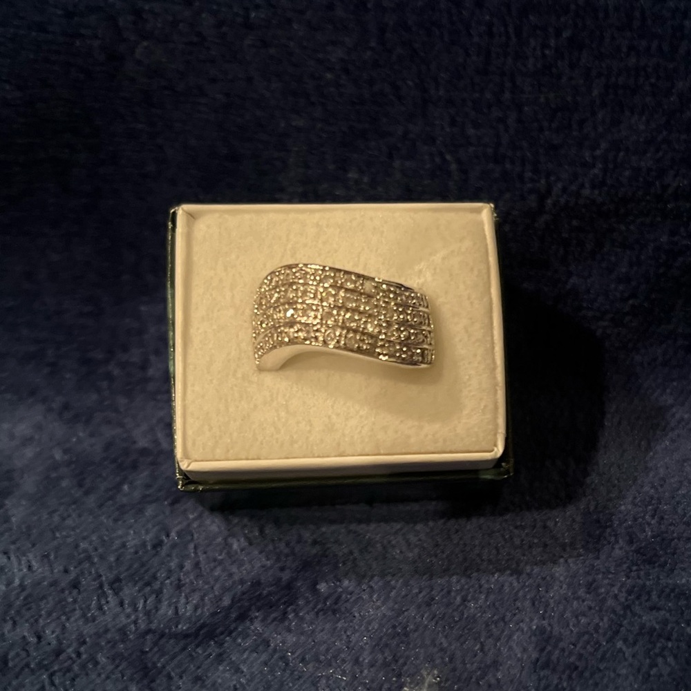 Beautiful simulated diamonds band brand new